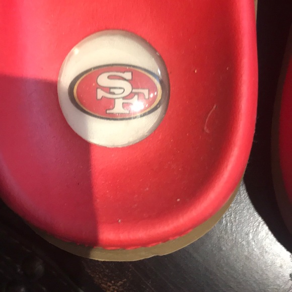 Hawaiian jelly’s brand sandals.49ers logo. - Picture 2 of 5